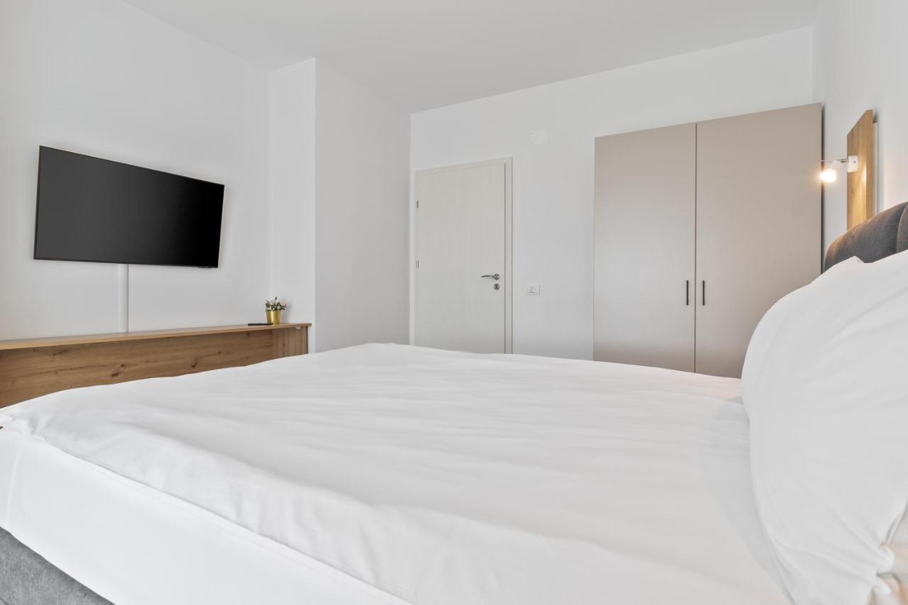 Grand Hill Flats Apartment ออราแด ภายนอก รูปภาพ